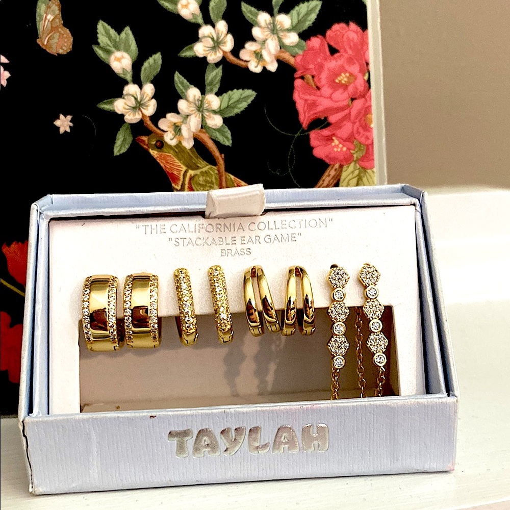 Gold” Stackable Ear Game” The  California Collection Earring Set & FREE gift 💝